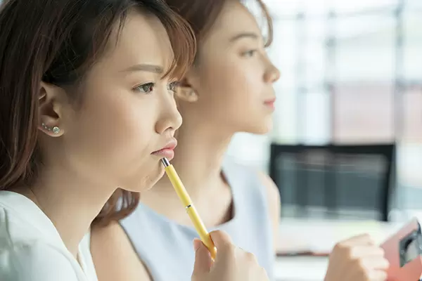 「このままでいいのかな…」事務職が抱える人間関係や給料の悩み、将来に対する不安解消のための5つのヒント