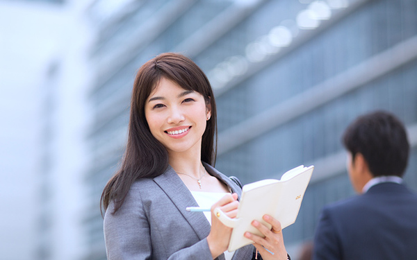 秘書として業務をサポート！仕事内容や目指し方