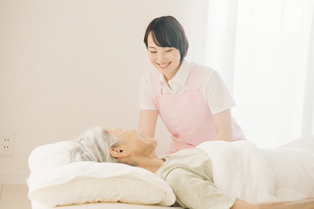 ニーズが高まる介護職に注目!介護サービスの種類や施設別の仕事内容をわかりやすく解説_1