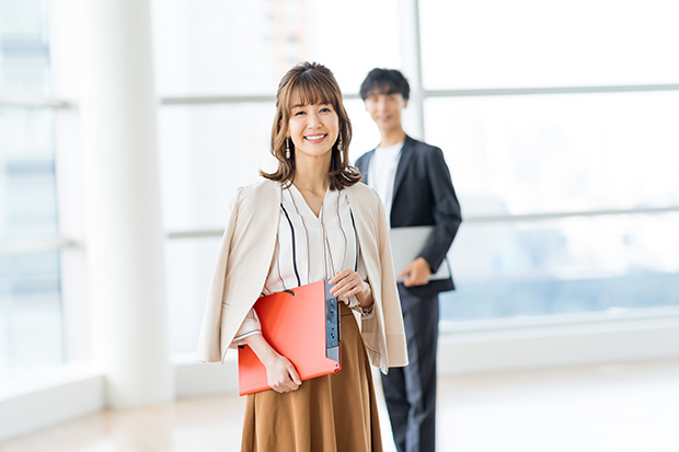オフィスカジュアルOKってどんな服装?基本のコーディネートと注意点_1_1