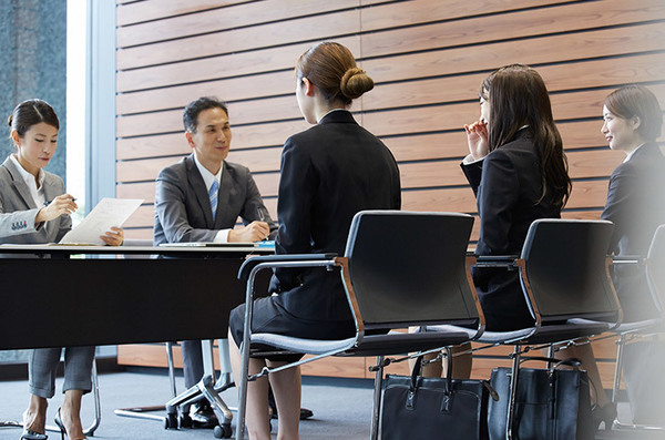 新卒の通年採用はいつから?メリットとデメリット、中小企業の対策を解説
